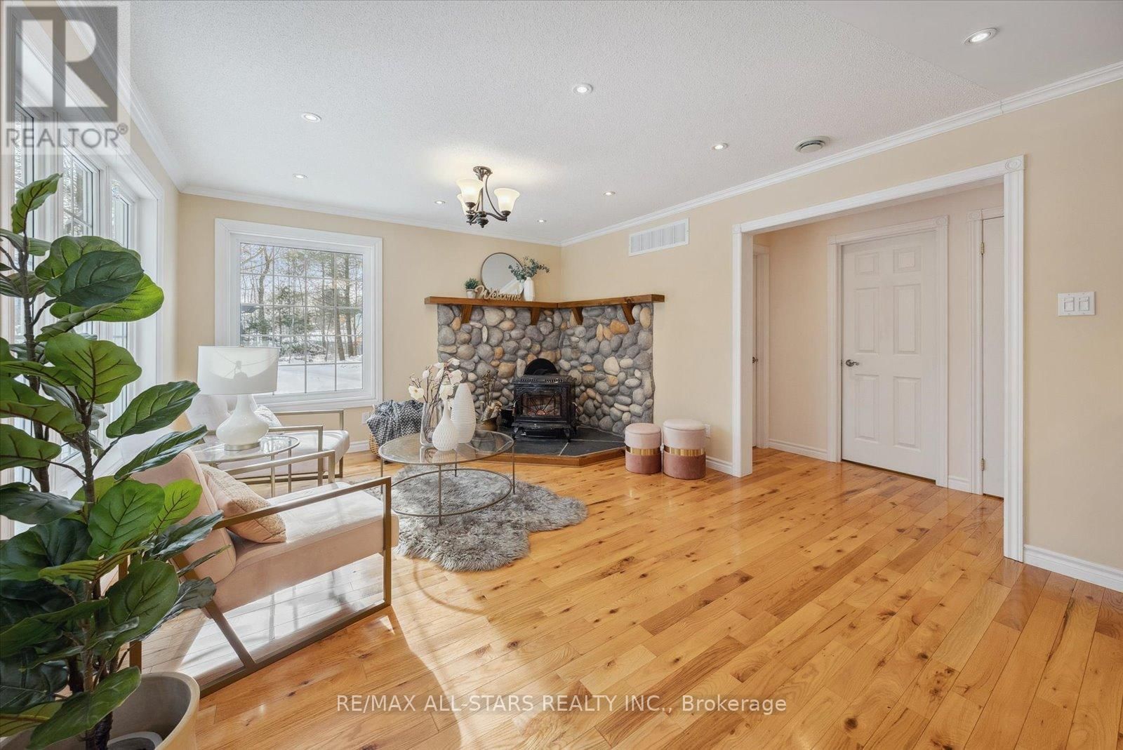 29 ROBERT BOULEVARD Image 22