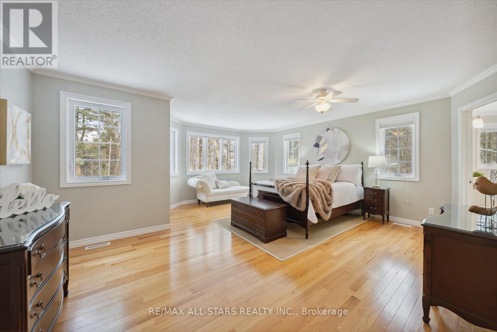 29 ROBERT BOULEVARD Image 25