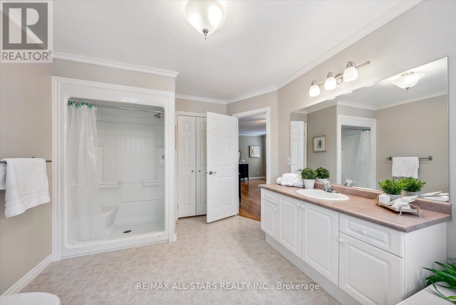 29 ROBERT BOULEVARD Image 28