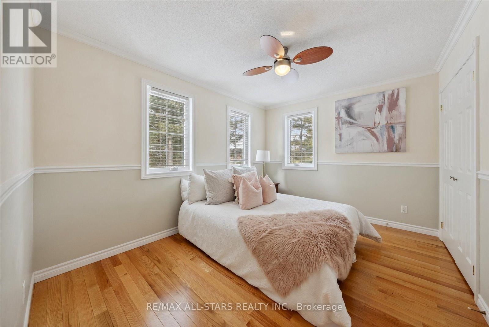 29 ROBERT BOULEVARD Image 31