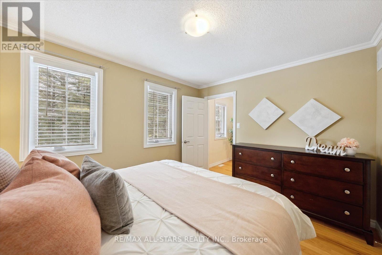 29 ROBERT BOULEVARD Image 32