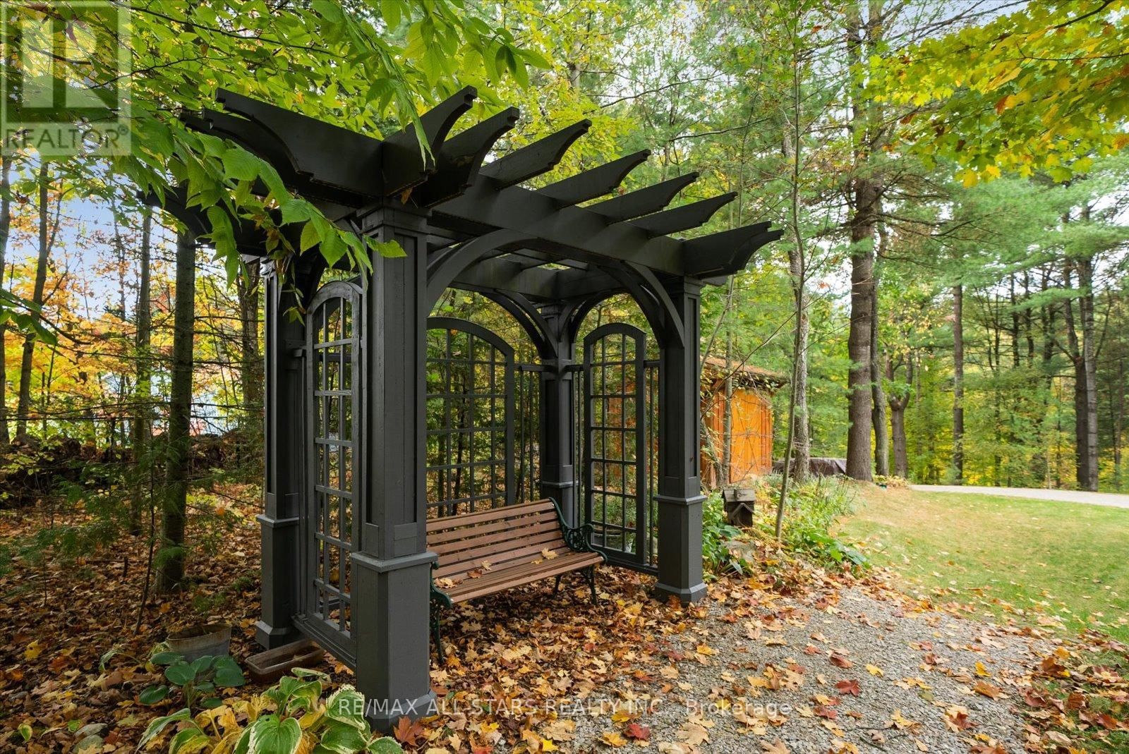 29 ROBERT BOULEVARD Image 40