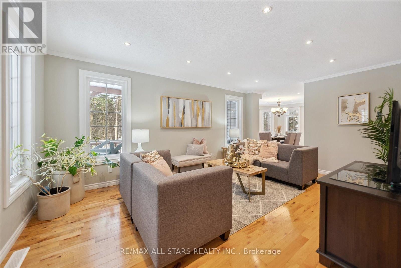 29 ROBERT BOULEVARD Image 8