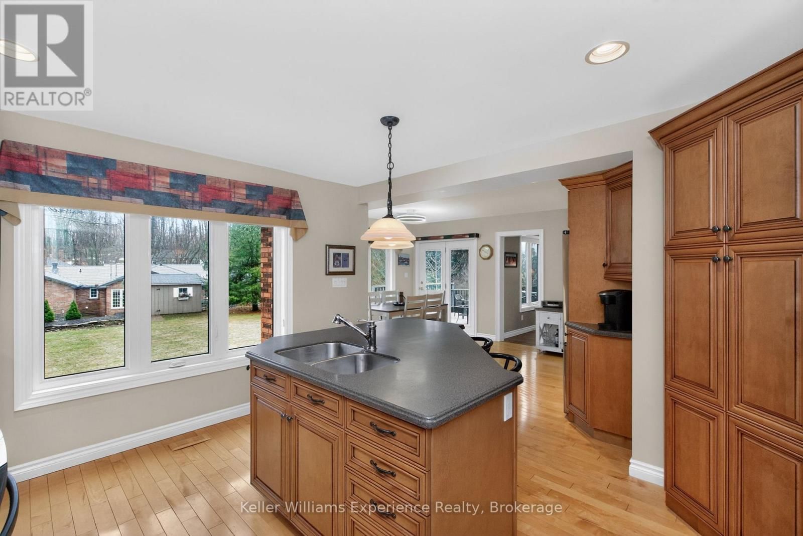 27 ROSEWOOD AVENUE Image 10