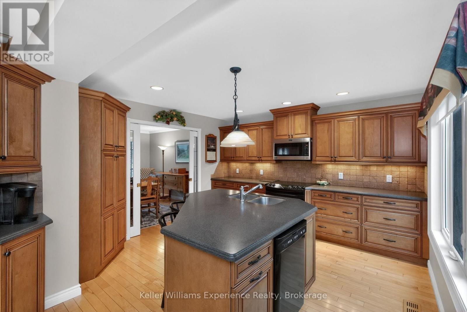 27 ROSEWOOD AVENUE Image 8