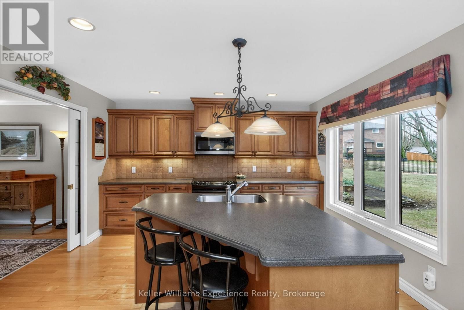 27 ROSEWOOD AVENUE Image 9