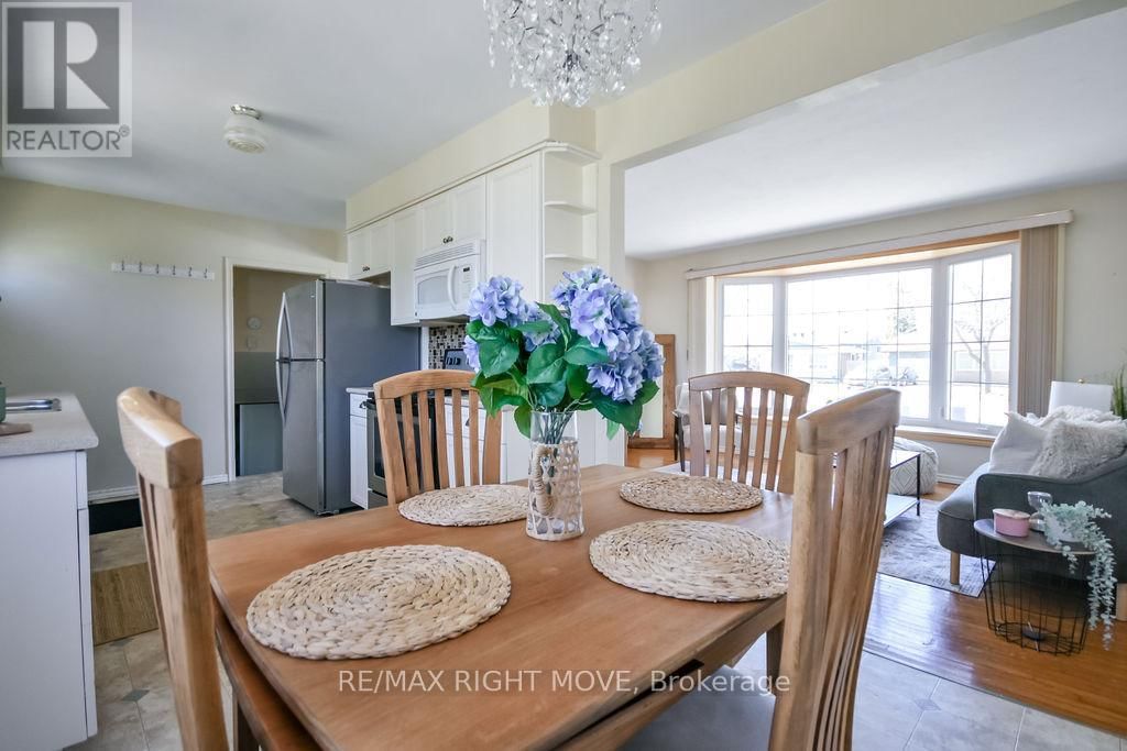 323 COLLINS DRIVE Image 12