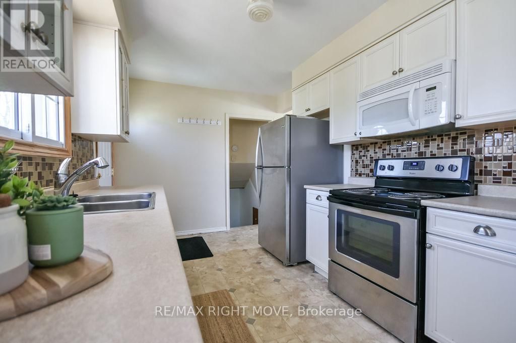 323 COLLINS DRIVE Image 13