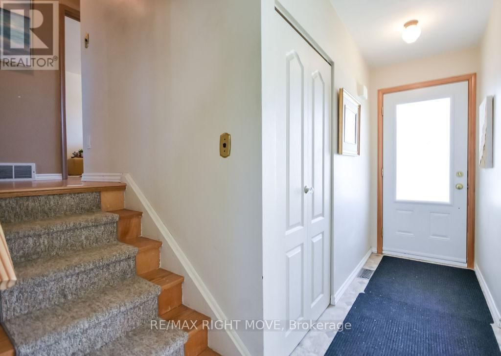 323 COLLINS DRIVE Image 15