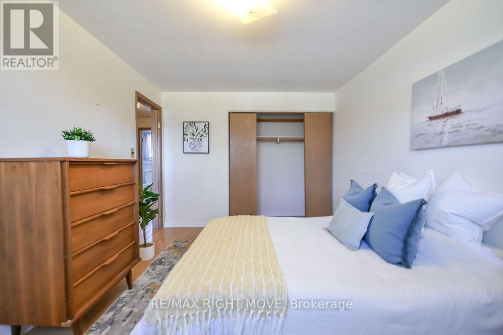 323 COLLINS DRIVE Image 20