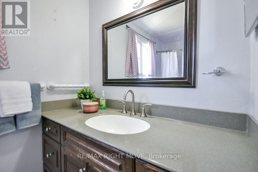 323 COLLINS DRIVE Image 24