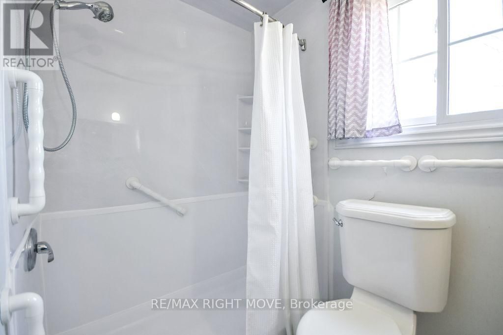 323 COLLINS DRIVE Image 25