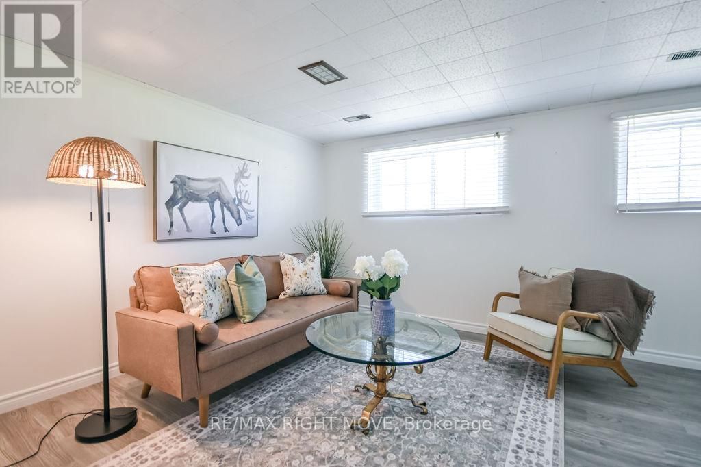 323 COLLINS DRIVE Image 26