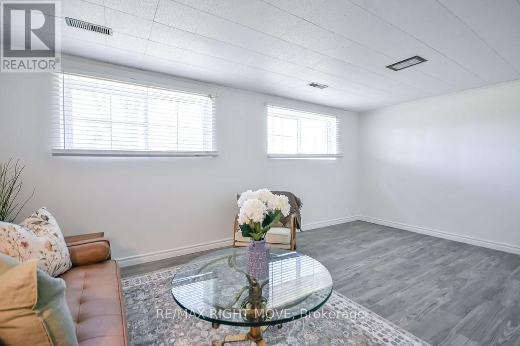 323 COLLINS DRIVE Image 29