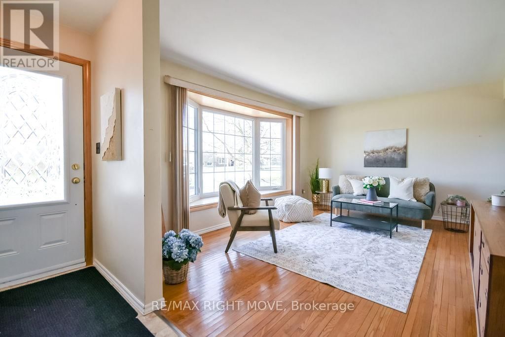 323 COLLINS DRIVE Image 3