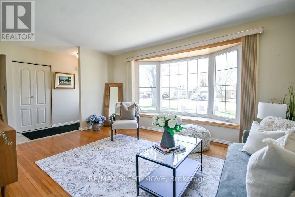 323 COLLINS DRIVE Image 6