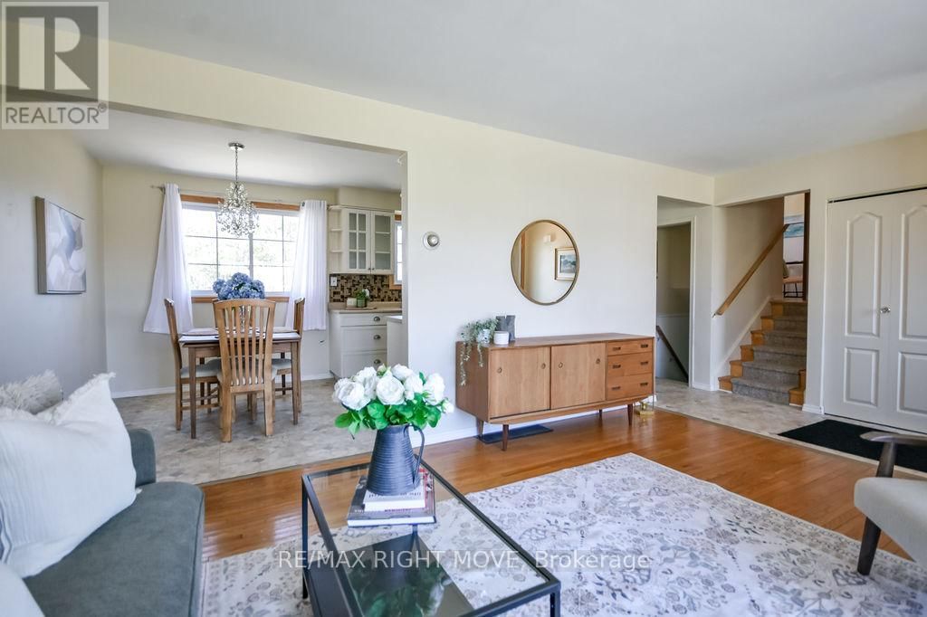 323 COLLINS DRIVE Image 8