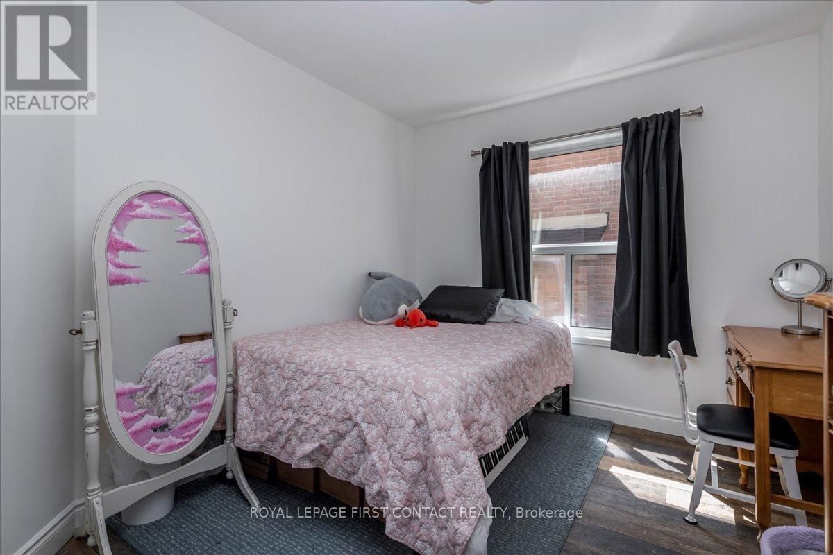 83 VIOLET STREET Image 12