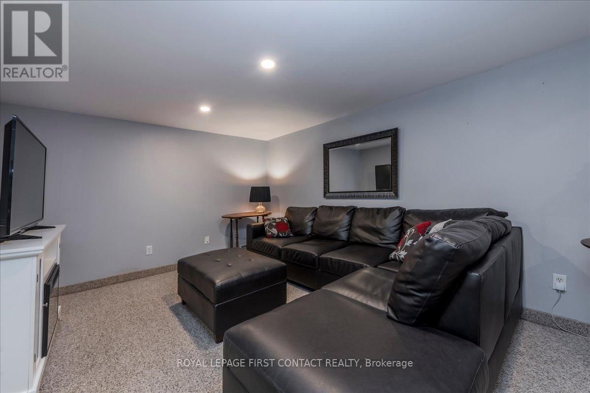 83 VIOLET STREET Image 27