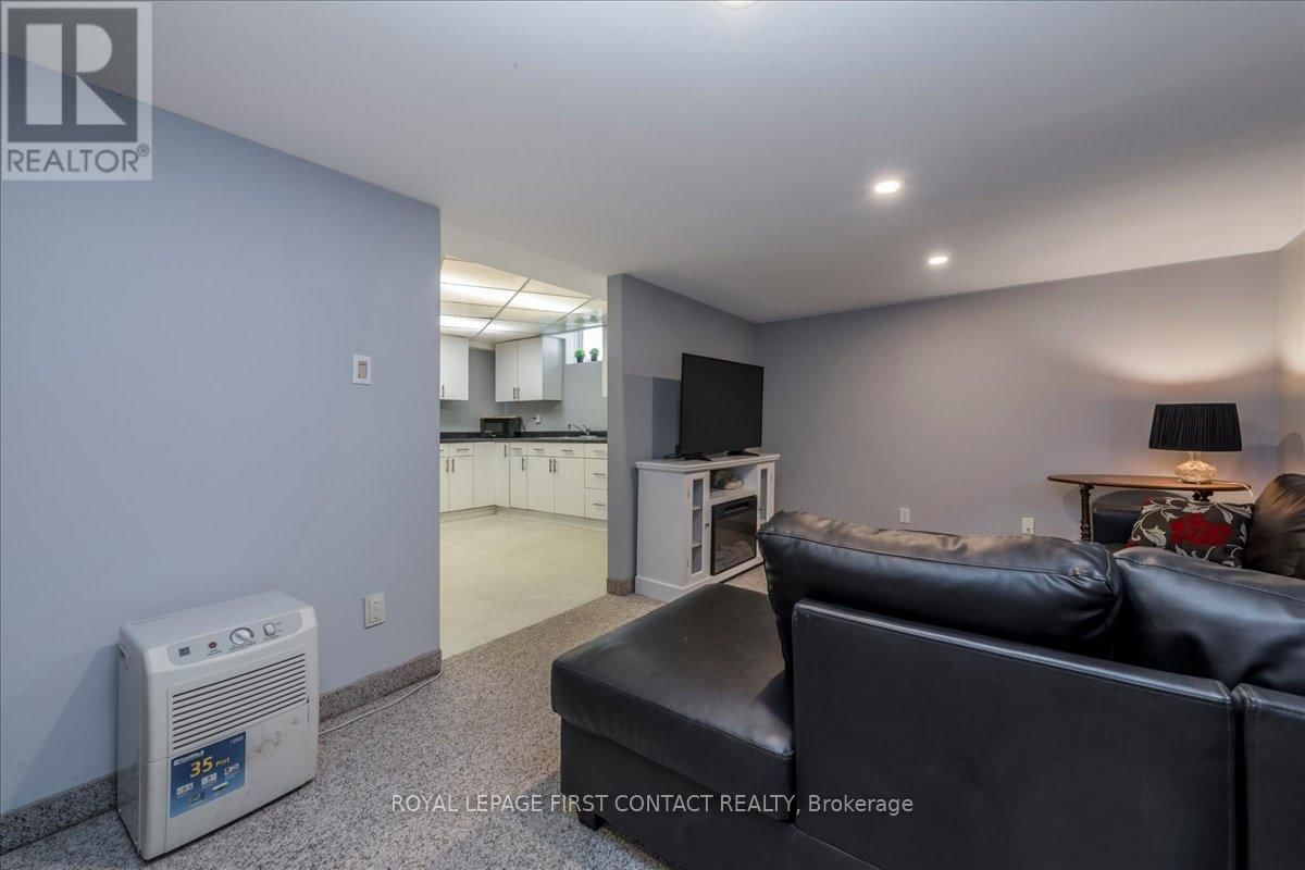 83 VIOLET STREET Image 28