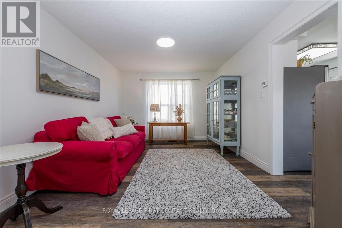 83 VIOLET STREET Image 7