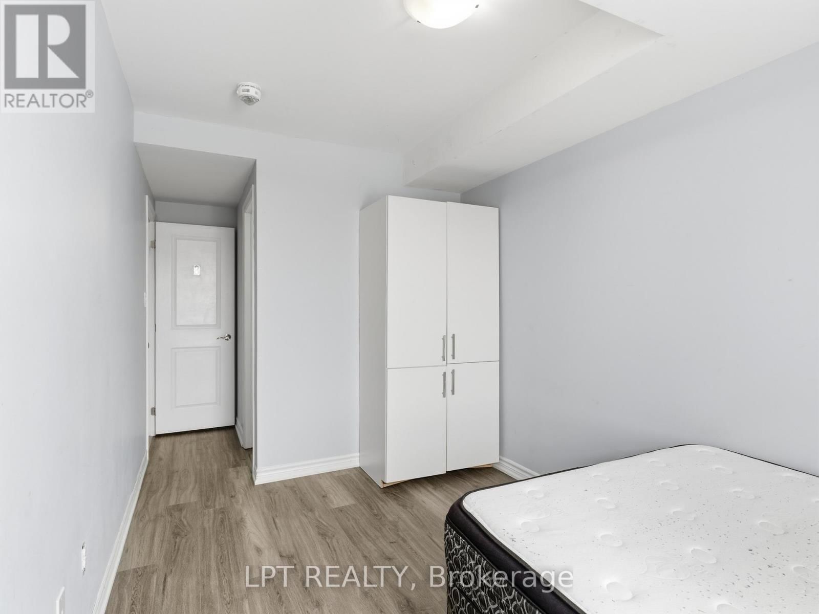 4 - 244 PENETANGUISHENE ROAD Image 15