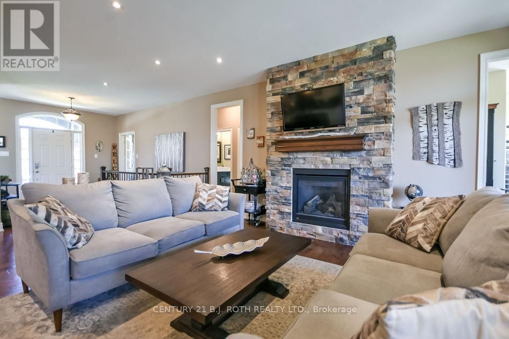 2 ROY HICKLING DRIVE Image 11