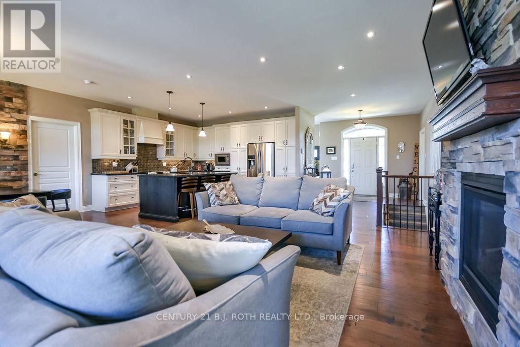 2 ROY HICKLING DRIVE Image 13