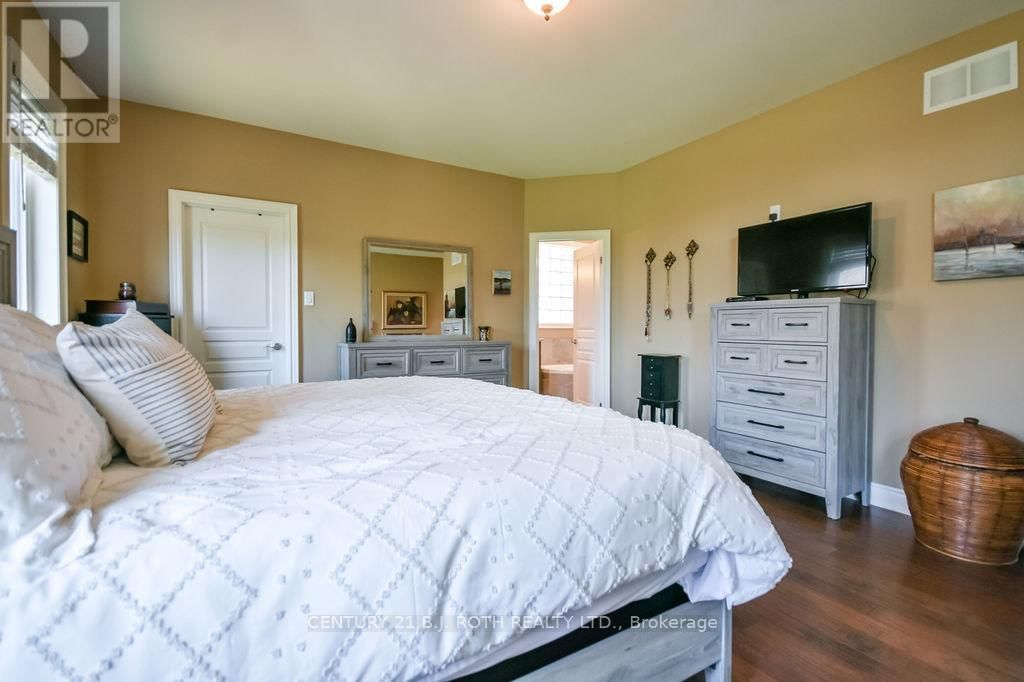 2 ROY HICKLING DRIVE Image 21