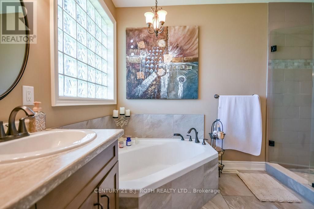 2 ROY HICKLING DRIVE Image 24