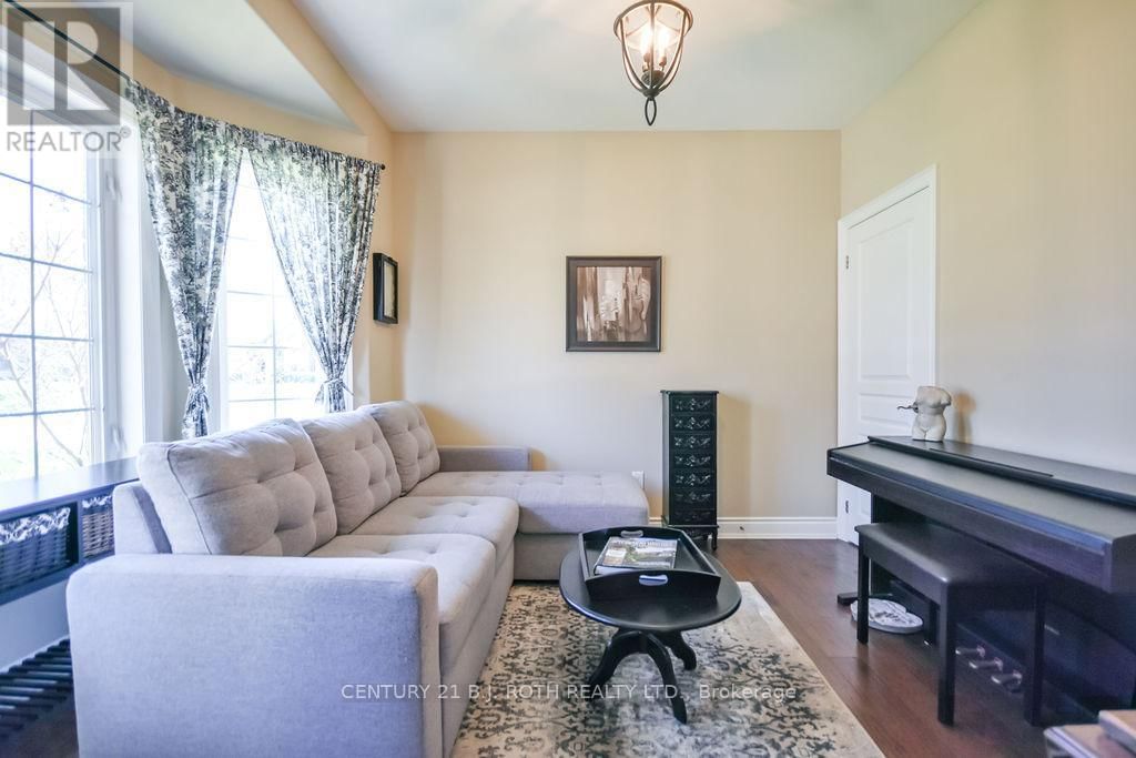 2 ROY HICKLING DRIVE Image 27