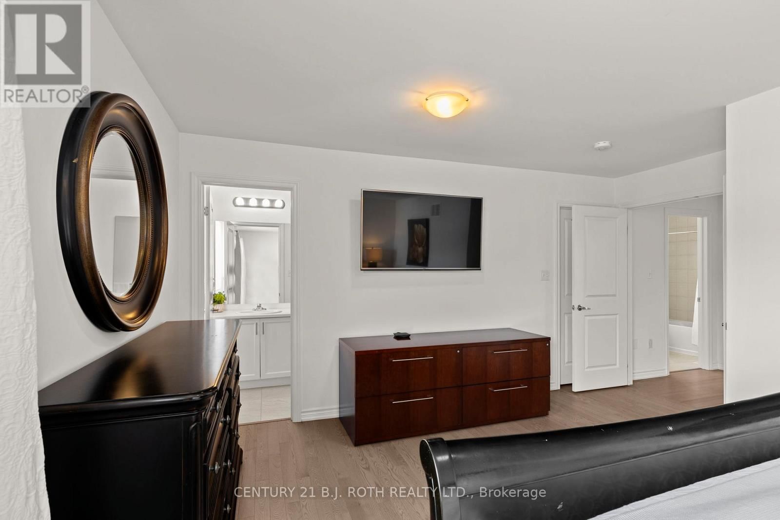 69 ALASKAN HEIGHTS Image 17