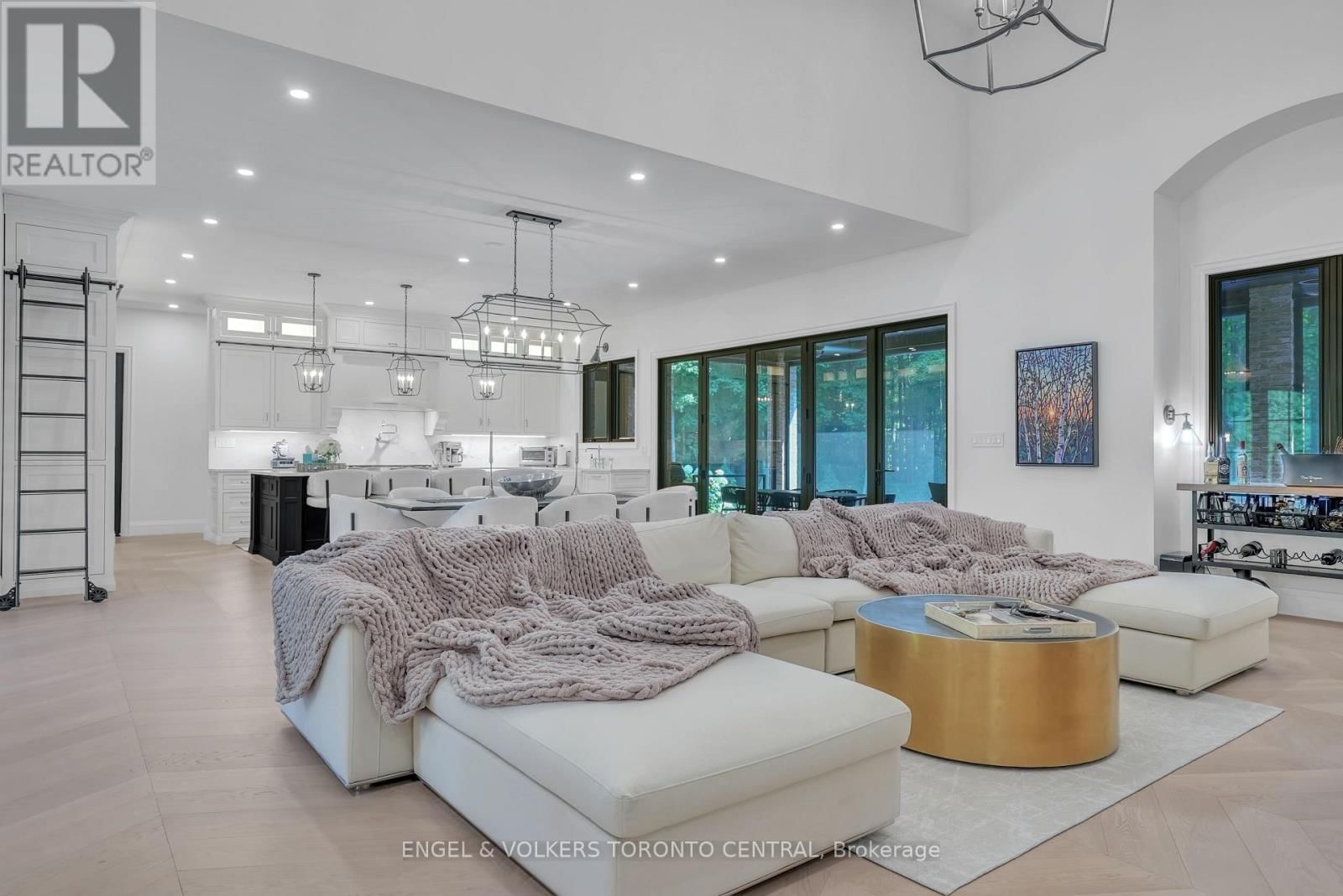 7 APTO COURT Image 15