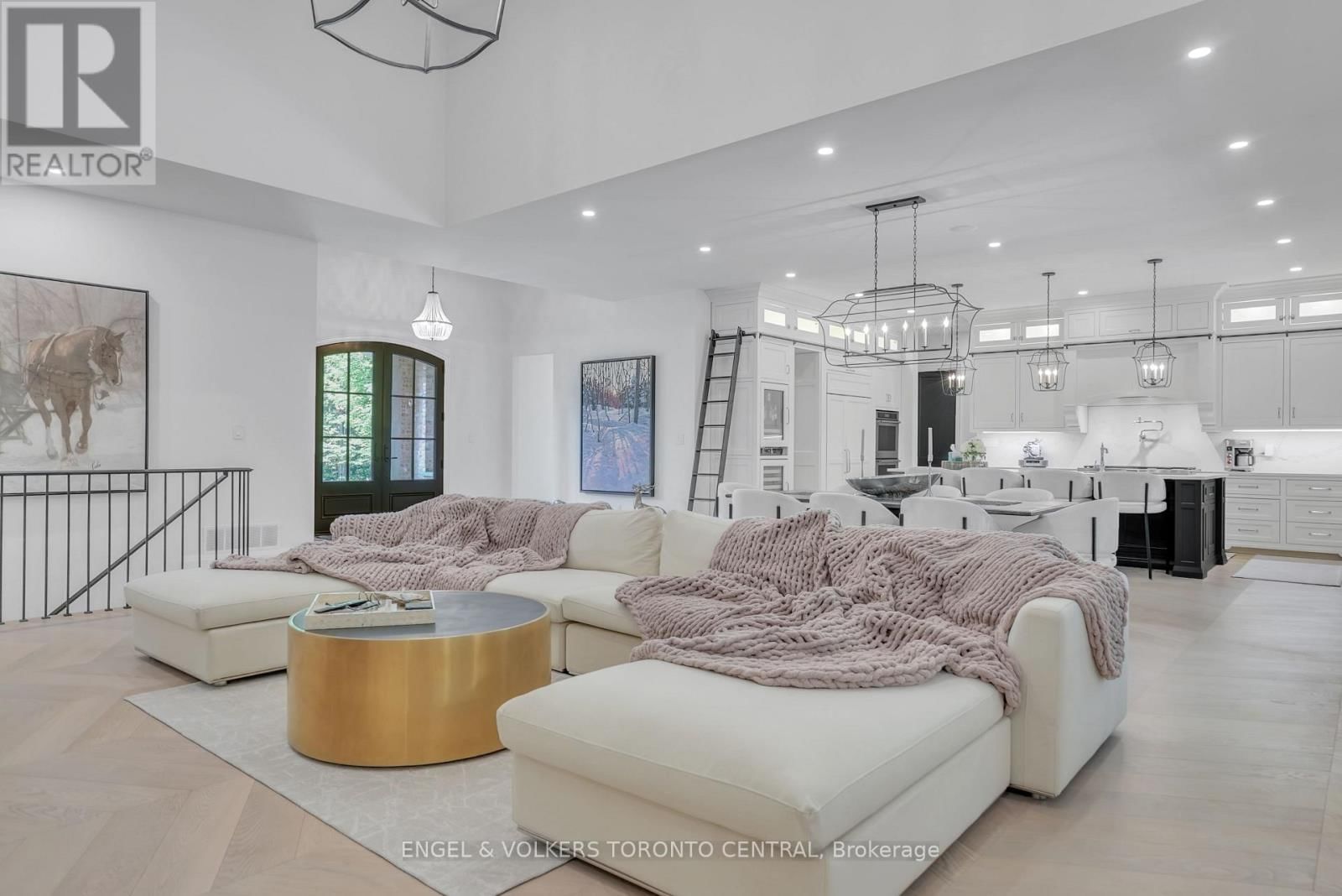 7 APTO COURT Image 16