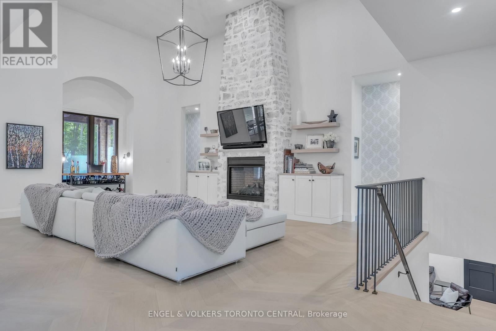 7 APTO COURT Image 17