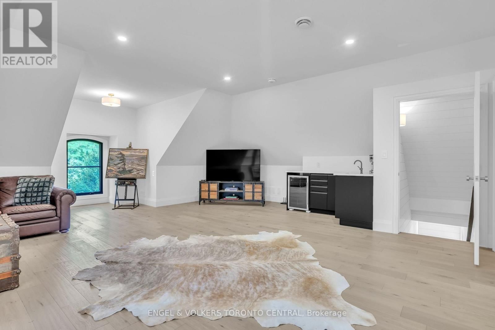 7 APTO COURT Image 30