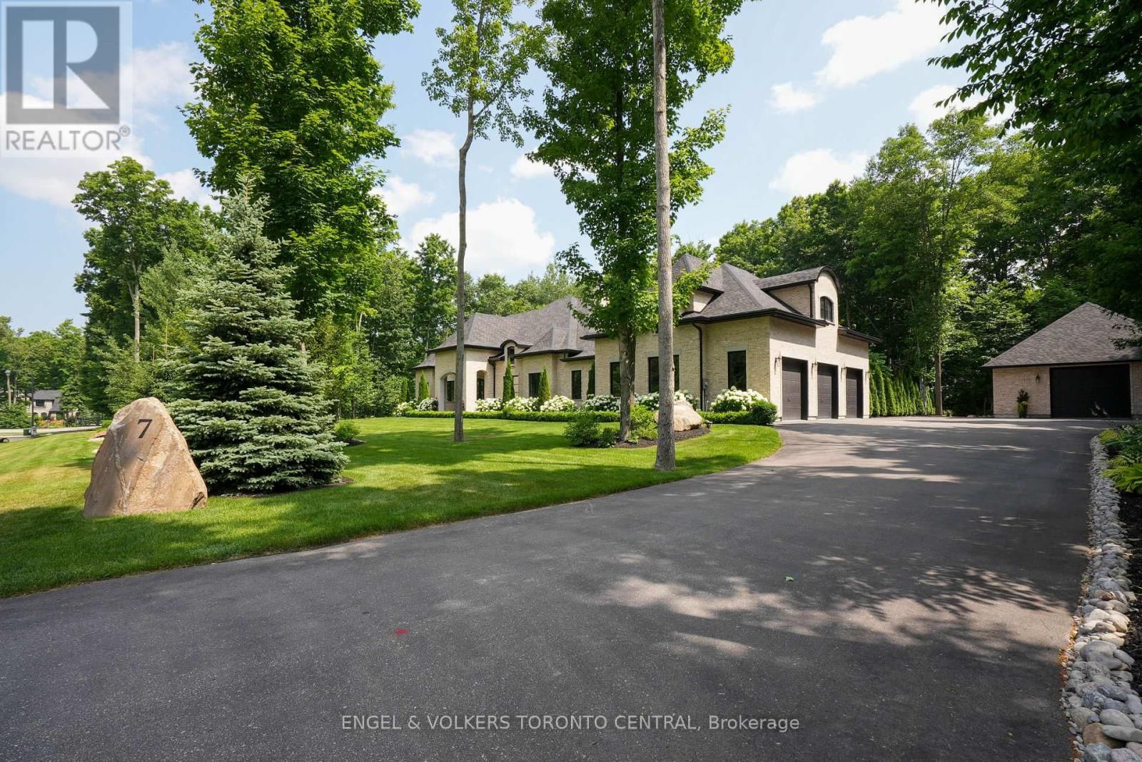 7 APTO COURT Image 43