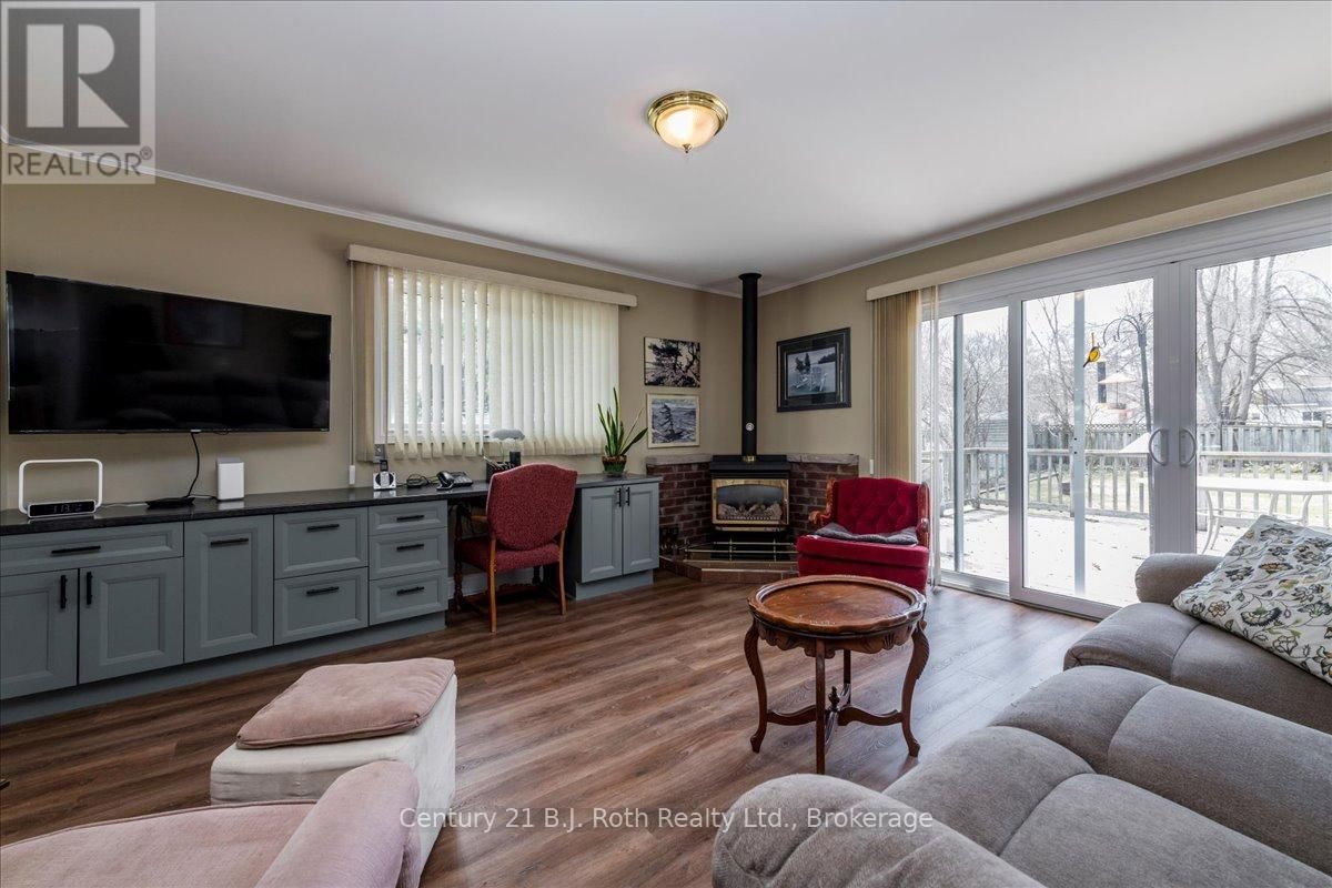 476 RUSSELL STREET Image 11