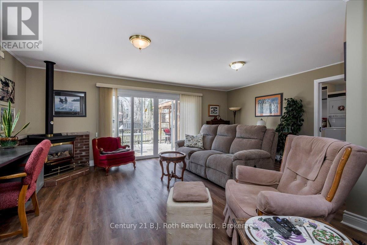 476 RUSSELL STREET Image 12