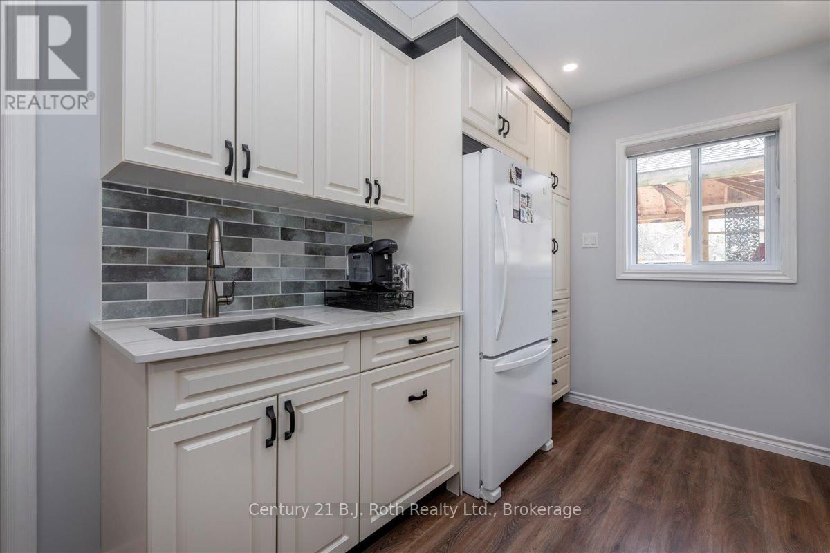 476 RUSSELL STREET Image 13