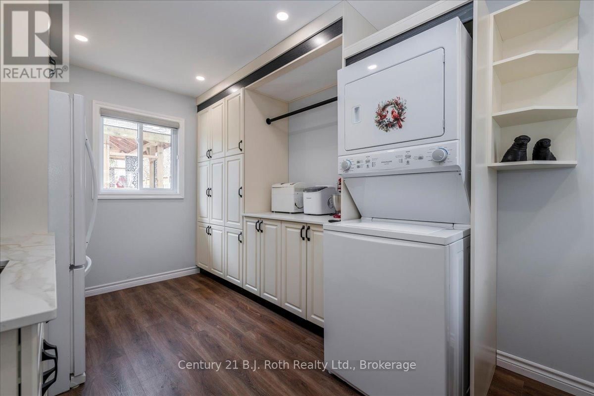 476 RUSSELL STREET Image 14