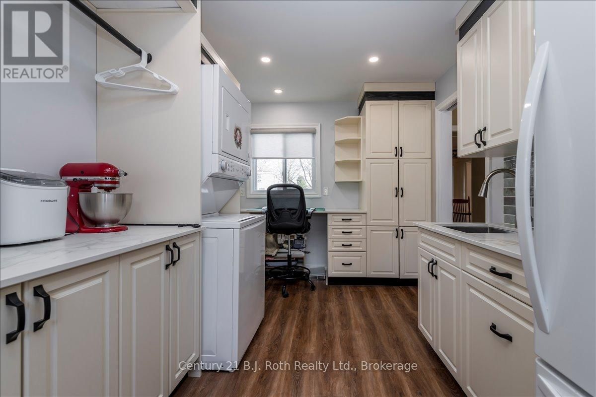 476 RUSSELL STREET Image 15