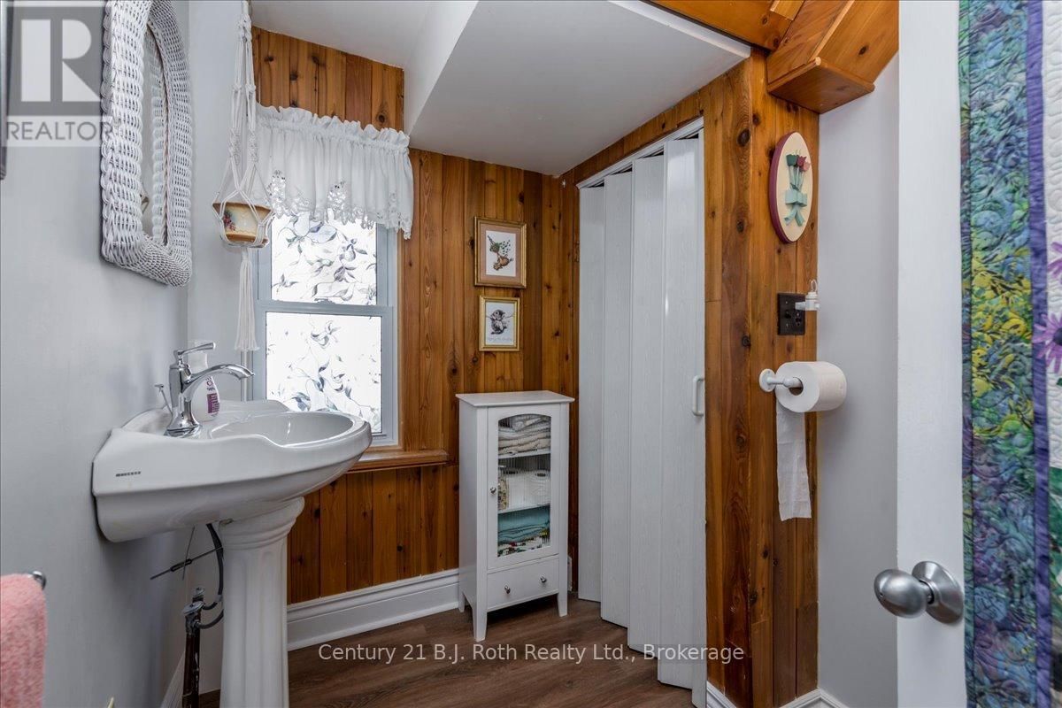 476 RUSSELL STREET Image 16