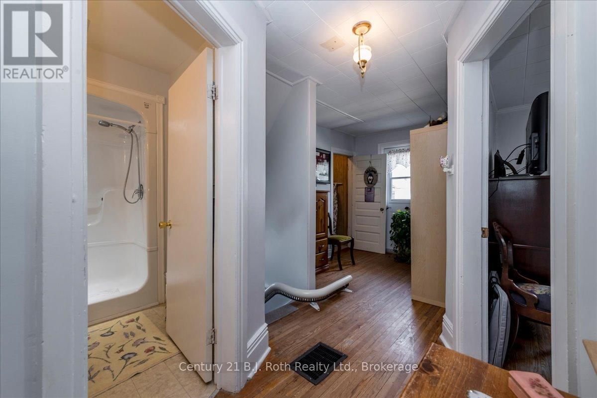 476 RUSSELL STREET Image 17