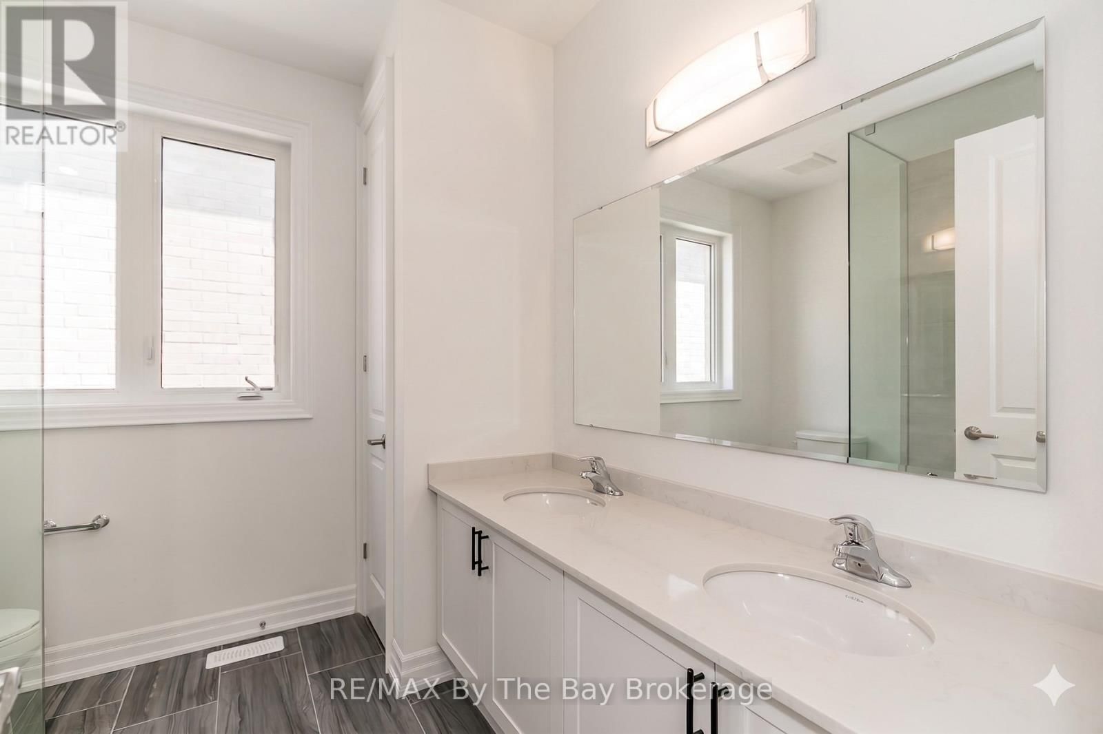 3 ROSANNE CIRCLE Image 24