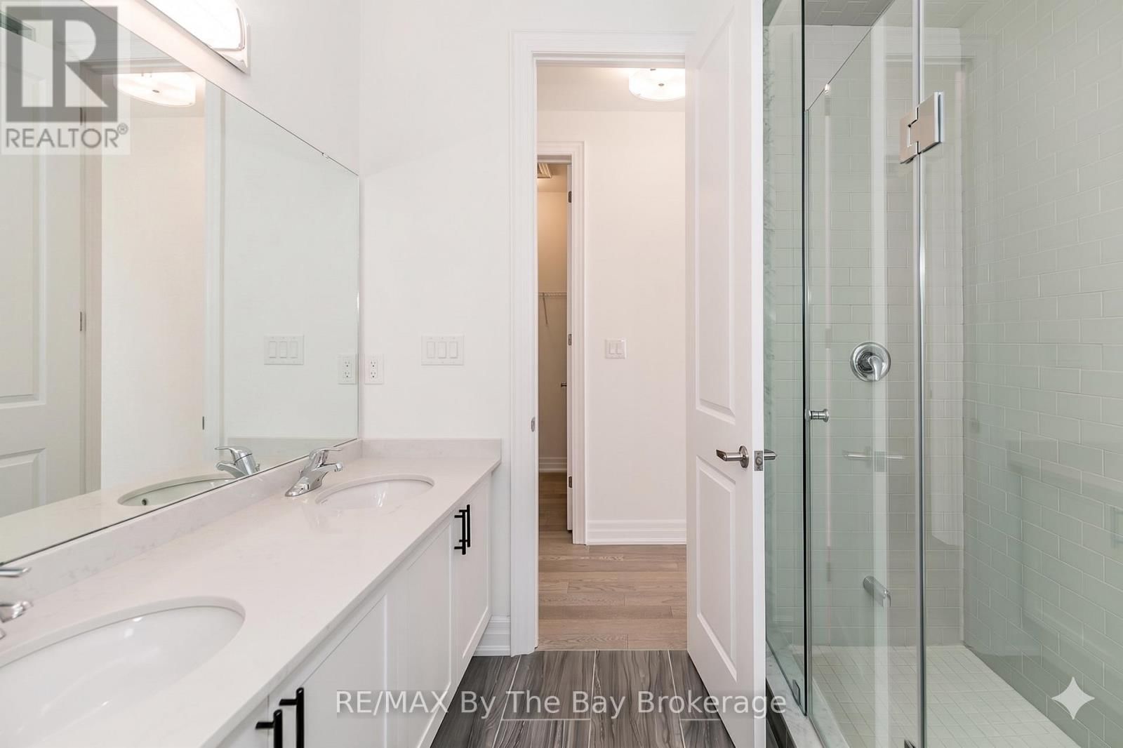 3 ROSANNE CIRCLE Image 25