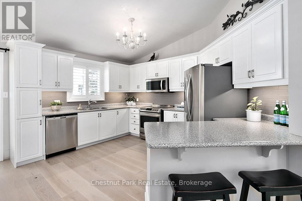 40 BARKER BOULEVARD Image 12