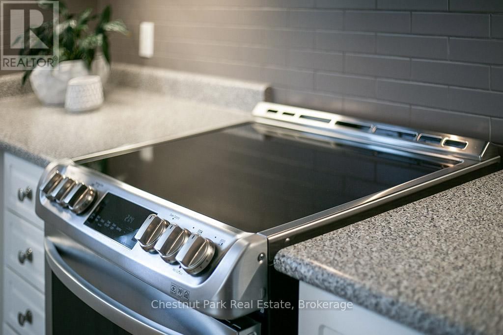 40 BARKER BOULEVARD Image 13