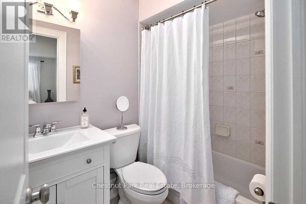 40 BARKER BOULEVARD Image 24