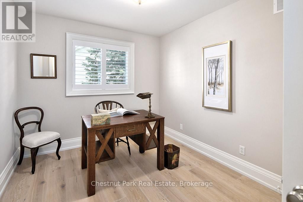 40 BARKER BOULEVARD Image 25